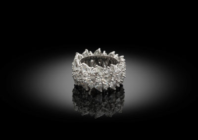 Exquisite ring from the ‘Drops & Diamonds’ Collection, boasting three rows of pearshape and round diamonds. 