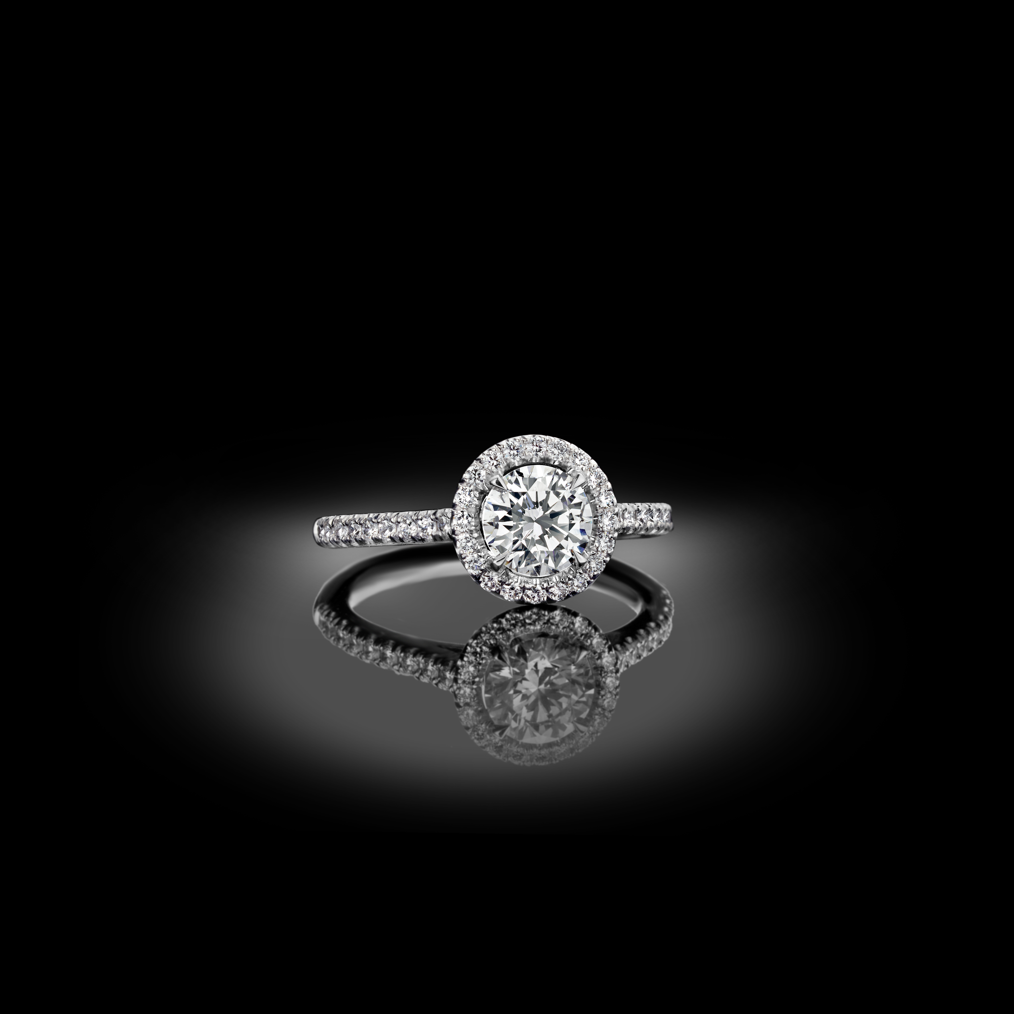 Klassischer und eleganter, zeitloser Verlobungsring mit Diamantentourage.
