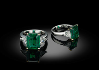 Klassischer Trilogie-Ring, mit einem schönen grünen Smaragd.