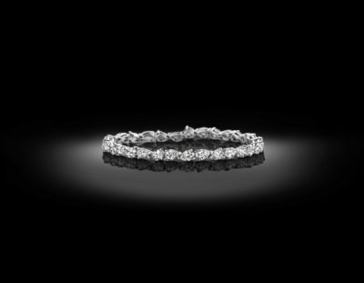 Bracelet contemporain classique avec des diamants taille poire.
