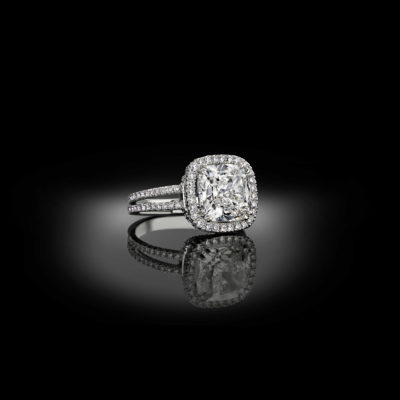 Exclusieve solitair ring, ontworpen rond een 5ct cushion diamant.