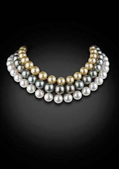 Trois rangs de perles sélectionnées. Un collier blanc de mer du Sud, un Tahitien gris et un collier indonésien golden.