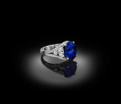 Exclusive solitaire ring, boasting a sparkling 7ct oval sapphire.