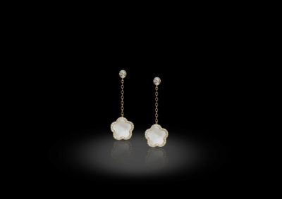 Long earrings from the ‘Petals’ collection, in yellow gold, set with diamonds and white mother of pearl.