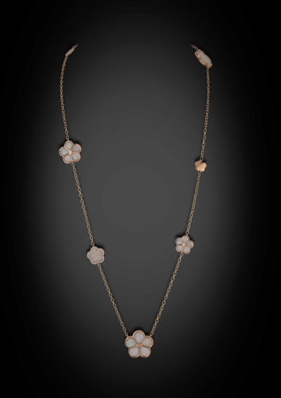 Collier avec différents motifs floraux de la collection ‘Petals’ en or rose, serti de diamants et nacre rose.