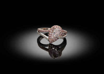 Bague de fiançailles très fine et unique, serti d’une taille poire de diamant rose, dans une combinaison de blanc et rose.
